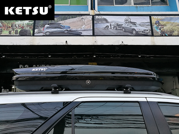 Introduction :กล่องสัมภาระ RoofBox Ketsu Size L กล่องบนหลังคารถ รุ่นใหญ่ ตัวท๊อป กว้างสุด ยาวสุด จุสุดๆ ถูกสุด ๆ จากโรงงานผลิตโดยตรง มาพร้อมดีไซน์โฉบเฉี่ยว ออกแบบ Design ให้ AeroDynamic สวยงามน่าเป็นเจ้าของ ติดแล้วดูดีมีชาติตระกูล เป็นอย่างยิ่ง เหมาะกับรถขนาดกลางๆ ไปแล้ว SUV MPV ติดได้ไม่เลยหลังคา ติดรถตู้ รถแวนก็เหมาะ ดูดีไม่ขัดเขิน Description :ชุดแร็คหลังคา กล่องบรรทุกสัมภาระ ประกอบด้วยแต่ละส่วนดังนี้•กล่องบรรทุกสัมภาระ (RoofฺBox) Ketsu Size L ผลิตด้วยวัสดุ ABS คุณภาพมาตรฐาน พื้นผิวมันเงา Grossy•ตัวกล่องบรรทุกสัมภาระ ออกแบบให้ AeroDynamic ลดเสียง ลู่ลม •ชุดยึดจับ Grip Lock AtuRoad ระหว่างกล่องและชุดคานขวาง ใช้งานง่ายเพียงหมุนชุด Grip Lock AtuRoad •ตัวกล่องสัมภาระ ออกแบบให้เปิดได้ 2 ด้าน ด้วยระบบ Dual Swing•ชุดกุญแจ Lock ป้องกันหาย 2 จุดด้าน-ซ้ายและขวา ของตัวกล่องบรรทุกสัมภาระ•รับน้ำหนักได้ 75 Kg แข็งแรง คุณภาพมาตรฐานTechnical Specifications :Width (cm)  84 cmLong (cm)  206 cmHeight (cm) 34 cmVolume (L) 430 liteมีสีขาว และ ดำสอบถามข้อมูลเพิ่มเติมได้ที่ โทร 0865501555 , 0954406494 (เอกครับ)Line ID : 400ppLine id : @d2autorack (มี@นำหน้าด้วยนะครับ)Facebook : Inbox ข้อความเข้ามาใน www.facebook.com/ketsu.rackImage Present :ตัวอย่างการติดตั้งกล่องสัมภาระบนหลังคา KETSU SIZE L กล่องสัมภาระหลังคา กล่องสัมภาระหลังคามือสอง กล่องสัมภาระหลังคา ฟอร์จูนเนอร์ กล่องสัมภาระหลังคารถแร็คหลังคา ฟอร์จูนเนอร์ มือสอง ขายกล่องสัมภาระหลังคามือสองแร็คหลังคา Ketsu rack หลังคา กล่องสัมภาระใส่ของ กล่องสัมภาระ หลังคา มือ สอง thule กล่องสัมภาระบนหลังคา pantip กล่องสัมภาระบนหลังคา pantip roof box ราคา 8900 roof box กล่องสัมภาระบนหลังคา มือสอง กล่องสัมภาระบนหลังคา roof box มือสอง กล่องหลังคารถ ขาย กล่อง thule มือ สองCarryboy CB550N มิตซูบิชิ ปาเจโร สปอร์ต , Carryboy CB550N ปาเจโร สปอร์ต , Carryboy CB550N มิตซูบิชิ , Carryboy CB550N Mitsubishi Pajero Sport , Carryboy CB550N ปาเจโร สปอร์ต,Carryboy CB550N Mitsubishi มิตซูบิชิ , ปาเจโร สปอร์ต Carryboy CB550N , ปาเจโร สปอร์ต Carryboy CB550N , มิตซูบิชิ Carryboy CB550N , Mitsubishi Pajero Sport Carryboy CB550N , ปาเจโร สปอร์ต Carryboy CB550N , Mitsubishi Carryboy CB550Nกล่องสัมภาระบนหลังคา KETSU SIZE L กล่องใส่ของบนหลังคารถ roofbox มือสอง roofboxroof box ราคาถูก กระเป๋าสัมภาระหลังคา roof rack bag กล่องหลังคา thule มือสอง กล่องเก็บของบนหลังคารถ roof box กล่อง สัมภาระ บน หลังคา กล่องสัมภาระหลังคา มือสอง pantip กล่องติดหลังคารถ roof box twe ดี ไหม ขาย thule roof box มือสอง กระเป๋า หลังคา รถpantip กล่อง เก็บ ของ บน หลังคา รถ thuleCarryboy CB550N มิตซูบิชิ ปาเจโร สปอร์ต , Carryboy CB550N ปาเจโร สปอร์ต , Carryboy CB550N มิตซูบิชิ , Carryboy CB550N Mitsubishi Pajero Sport , Carryboy CB550N ปาเจโร สปอร์ต,Carryboy CB550N Mitsubishi มิตซูบิชิ , ปาเจโร สปอร์ต Carryboy CB550N , ปาเจโร สปอร์ต Carryboy CB550N , มิตซูบิชิ Carryboy CB550N , Mitsubishi Pajero Sport Carryboy CB550N , ปาเจโร สปอร์ต Carryboy CB550N , Mitsubishi Carryboy CB550Nกล่องสัมภาระบนหลังคา KETSU SIZE L กล่องหลังคา roof box กล่อง สัมภาระ บน หลังคา ขาย roof box มือสอง roofbox twe ดี ไหม กล่องเก็บของหลังคารถroof box ราคา กล่องสัมภาระหลังคา nameka pantip กล่องบนหลังคารถ roof box ยี่ห้อไหนดี กล่องหลังคา thule roof box twe ดี ไหมroof rack bag ราคา กล่องสัมภาระบนหลังคา มือสอง กล่องสัมภาระบนหลังคา ที่เก็บของบนหลังคารถราว แร็ ค หลังคา fortuner มือ สองCarryboy CB550N มิตซูบิชิ ปาเจโร สปอร์ต , Carryboy CB550N ปาเจโร สปอร์ต , Carryboy CB550N มิตซูบิชิ , Carryboy CB550N Mitsubishi Pajero Sport , Carryboy CB550N ปาเจโร สปอร์ต,Carryboy CB550N Mitsubishi มิตซูบิชิ , ปาเจโร สปอร์ต Carryboy CB550N , ปาเจโร สปอร์ต Carryboy CB550N , มิตซูบิชิ Carryboy CB550N , Mitsubishi Pajero Sport Carryboy CB550N , ปาเจโร สปอร์ต Carryboy CB550N , Mitsubishi Carryboy CB550Nกล่องสัมภาระบนหลังคา KETSU SIZE L กล่องสัมภาระหลังคามือสอง เชียงใหม่ กล่องสัมภาระหลังคาฟอร์จูนเนอร์ กล่องสัมภาระหลังคาปาเจโร่ กล่องสัมภาระหลังคา ปาเจโร่ ขาจับกล่องสัมภาระหลังคามือสอง กล่องสัมภาระหลังคารถเก๋งมือสองแร็คหลังคา ฟอร์จูนเนอร์ ราคา กล่องสัมภาระหลังคามือสองราคาถูก กระเป๋า ใส่ สัมภาระ บน หลังคา กระเป๋าสัมภาระหลังคา roof box bagแร็คหลังคา มือสอง กล่องสัมภาระหลังคา ฟอร์จูนเนอร์ 2017 แร็คหลังคา เชียงใหม่กล่องสัมภาระติดแร็คหลังคา แร็คหลังคารถยนต์ แร็คหลังคา fortuner RoofboxCarryboy CB550N มิตซูบิชิ ปาเจโร สปอร์ต , Carryboy CB550N ปาเจโร สปอร์ต , Carryboy CB550N มิตซูบิชิ , Carryboy CB550N Mitsubishi Pajero Sport , Carryboy CB550N ปาเจโร สปอร์ต,Carryboy CB550N Mitsubishi มิตซูบิชิ , ปาเจโร สปอร์ต Carryboy CB550N , ปาเจโร สปอร์ต Carryboy CB550N , มิตซูบิชิ Carryboy CB550N , Mitsubishi Pajero Sport Carryboy CB550N , ปาเจโร สปอร์ต Carryboy CB550N , Mitsubishi Carryboy CB550Nกล่องสัมภาระบนหลังคา KETSU SIZE L Roofboxหลังคารถเก๋ง Roofboxหลังคา mu x ร้านขายกล่องหลังคา มือสอง ราคากล่องหลังคา กระเป๋า Roofbox หลังคา แร็คหลังคา all new pajero sport ราคา Roofbox มือสอง ชลบุรี Roofbox thule กล่องสัมภาระหลังคารถเก๋ง ราคา ขายกล่องสัมภาระหลังคา กล่องสัมภาระหลังคา ตะแกรง กล่องสัมภาระหลังคา ราคา ราคากล่องสัมภาระหลังคาปาเจโร่2017 แร็คหลังคารถมือสองคานขวาง กล่องสัมภาระหลังคา กล่องสัมภาระหลังคา ฟอร์จูนเนอร์ 2018 กล่องสัมภาระหลังคารถฟอร์จูนเนอร์ กล่องสัมภาระหลังคา everest ราคาCarryboy CB550N มิตซูบิชิ ปาเจโร สปอร์ต , Carryboy CB550N ปาเจโร สปอร์ต , Carryboy CB550N มิตซูบิชิ , Carryboy CB550N Mitsubishi Pajero Sport , Carryboy CB550N ปาเจโร สปอร์ต,Carryboy CB550N Mitsubishi มิตซูบิชิ , ปาเจโร สปอร์ต Carryboy CB550N , ปาเจโร สปอร์ต Carryboy CB550N , มิตซูบิชิ Carryboy CB550N , Mitsubishi Pajero Sport Carryboy CB550N , ปาเจโร สปอร์ต Carryboy CB550N , Mitsubishi Carryboy CB550Nกล่องสัมภาระบนหลังคา KETSU SIZE L กล่องสัมภาระหลังคารถ กล่องสัมภาระหลังคา กล่องสัมภาระหลังคา ฟอร์จูนเนอร์ 2017 ราคา กล่องสัมภาระหลังคารถกระบะ roof box เชียง ก ง ขาย roof box traveller กระเป๋า ใส่ สัมภาระ บน หลังคา กล่องสัมภาระ roof box กล่อง สัมภาระ บน หลังคา กล่องเก็บสัมภาระบนหลังคา กระเป๋าแร็คหลังคา ขาย roofbox กล่องสัมภาระหลังคามือสอง รังสิต ขาย roof rack กล่อง หลังคา osaka ขาย แร็ ค หลังคา มือ สอง 2012Carryboy CB550N มิตซูบิชิ ปาเจโร สปอร์ต , Carryboy CB550N ปาเจโร สปอร์ต , Carryboy CB550N มิตซูบิชิ , Carryboy CB550N Mitsubishi Pajero Sport , Carryboy CB550N ปาเจโร สปอร์ต,Carryboy CB550N Mitsubishi มิตซูบิชิ , ปาเจโร สปอร์ต Carryboy CB550N , ปาเจโร สปอร์ต Carryboy CB550N , มิตซูบิชิ Carryboy CB550N , Mitsubishi Pajero Sport Carryboy CB550N , ปาเจโร สปอร์ต Carryboy CB550N , Mitsubishi Carryboy CB550Nกล่องสัมภาระบนหลังคา KETSU SIZE L คาน ขวาง มือ สอง กล่องสัมภาระหลังคามือสอง เชียงใหม่ ขายแร็คจักรยานท้ายรถ มือสอง roof box มือสอง roof box h1 roof box thule กระเป๋าหลังคารถยนต์ แร็คหลังคา thule มือสองที่เก็บของบนหลังคา ราคา กล่องใส่ของหลังคารถ กล่องหลังคารถมือสองกล่องใส่สัมภาระบนหลังคารถ กล่องติดหลังคารถ มือสองกล่อง thule กล่องหลังคามือสอง กล่องเก็บของท้ายกระบะมือสอง กล่องใส่ของบนหลังคาCarryboy CB550N มิตซูบิชิ ปาเจโร สปอร์ต , Carryboy CB550N ปาเจโร สปอร์ต , Carryboy CB550N มิตซูบิชิ , Carryboy CB550N Mitsubishi Pajero Sport , Carryboy CB550N ปาเจโร สปอร์ต,Carryboy CB550N Mitsubishi มิตซูบิชิ , ปาเจโร สปอร์ต Carryboy CB550N , ปาเจโร สปอร์ต Carryboy CB550N , มิตซูบิชิ Carryboy CB550N , Mitsubishi Pajero Sport Carryboy CB550N , ปาเจโร สปอร์ต Carryboy CB550N , Mitsubishi Carryboy CB550Nกล่องสัมภาระบนหลังคา KETSU SIZE L กล่องหลังคา มือสอง กล่องเอนกประสงค์ท้ายกระบะ มือสองtwe roof box roof box ยี่ห้อไหนดี roof box thaithule roof box thule roofbox roof box thuleroofbox twe ดี ไหม ขาย roofboxroof box มือ 2 กล่องอเนกประสงค์ รถกระบะ pantipกล่องหลังคารถยนต์ กล่องเก็บของท้ายรถกระบะกล่องเก็บของท้ายรถกระบะ มือสองCarryboy CB550N มิตซูบิชิ ปาเจโร สปอร์ต , Carryboy CB550N ปาเจโร สปอร์ต , Carryboy CB550N มิตซูบิชิ , Carryboy CB550N Mitsubishi Pajero Sport , Carryboy CB550N ปาเจโร สปอร์ต,Carryboy CB550N Mitsubishi มิตซูบิชิ , ปาเจโร สปอร์ต Carryboy CB550N , ปาเจโร สปอร์ต Carryboy CB550N , มิตซูบิชิ Carryboy CB550N , Mitsubishi Pajero Sport Carryboy CB550N , ปาเจโร สปอร์ต Carryboy CB550N , Mitsubishi Carryboy CB550Nกล่องสัมภาระบนหลังคา KETSU SIZE L กล่องเก็บของท้ายรถกระบะ ราคา กล่องเก็บของราคาถูก กล่องเก็บของบนหลังคา ขาย กล่อง ใส่ ของ ท้าย กระบะ กล่องเก็บของหลังรถ กล่องเก็บของหลังรถกระบะ มือสอง ขาย กล่อง ใส่ ของ ท้าย รถ กระบะ กล่องสัมภาระบนหลังคา มือสอง กล่องสัมภาระบนหลังคา roof box มือสอง กล่องหลังคารถ ขาย กล่อง thule มือ สอง กล่องใส่ของบนหลังคารถ roofbox มือสอง roofbox roof box ราคาถูกCarryboy CB550N มิตซูบิชิ ปาเจโร สปอร์ต , Carryboy CB550N ปาเจโร สปอร์ต , Carryboy CB550N มิตซูบิชิ , Carryboy CB550N Mitsubishi Pajero Sport , Carryboy CB550N ปาเจโร สปอร์ต,Carryboy CB550N Mitsubishi มิตซูบิชิ , ปาเจโร สปอร์ต Carryboy CB550N , ปาเจโร สปอร์ต Carryboy CB550N , มิตซูบิชิ Carryboy CB550N , Mitsubishi Pajero Sport Carryboy CB550N , ปาเจโร สปอร์ต Carryboy CB550N , Mitsubishi Carryboy CB550Nกล่องสัมภาระบนหลังคา KETSU SIZE L กระเป๋าสัมภาระหลังคา roof rack bag กล่องหลังคา thule มือสอง กล่องเก็บของบนหลังคารถ roof box กล่อง สัมภาระ บน หลังคาแร็คหลังคา มือสอง pantip กล่องติดหลังคารถ roof box twe ดี ไหม ขาย thule roof box มือสอง กระเป๋า หลังคา รถ pantipกล่อง เก็บ ของ บน หลังคา รถ thule กล่องหลังคา roof box กล่อง สัมภาระ บน หลังคา ขาย roof box มือสอง แร็ ค หลังคา มือ สอง ราคา ถูก เชียงใหม่Carryboy CB550N มิตซูบิชิ ปาเจโร สปอร์ต , Carryboy CB550N ปาเจโร สปอร์ต , Carryboy CB550N มิตซูบิชิ , Carryboy CB550N Mitsubishi Pajero Sport , Carryboy CB550N ปาเจโร สปอร์ต,Carryboy CB550N Mitsubishi มิตซูบิชิ , ปาเจโร สปอร์ต Carryboy CB550N , ปาเจโร สปอร์ต Carryboy CB550N , มิตซูบิชิ Carryboy CB550N , Mitsubishi Pajero Sport Carryboy CB550N , ปาเจโร สปอร์ต Carryboy CB550N , Mitsubishi Carryboy CB550Nกล่องสัมภาระบนหลังคา KETSU SIZE L ติดตั้งกล่องสัมภาระมิตซูบิชิ ปาเจโร สปอร์ต , ติดตั้งกล่องสัมภาระ ปาเจโร สปอร์ต , ติดตั้งกล่องสัมภาระ มิตซูบิชิ , ติดตั้งแRoofBox Mitsubishi Pajero Sport , ติดตั้ง กล่องสัมภาระปาๅเจโร สปอร์ต , ติดตั้ง Roofbox Mitsubishi , มิตซูบิชิ ปาเจโร สปอร์ต ติดตั้งกล่องสัมภาระ , ปาเจโร สปอร์ต ติดตั้งกล่องสัมภาระ , มิตซูบิชิ ติดตั้งกล่องสัมภาระ , Mitsubishi Pajero Sport ติดตั้งกล่องสัมภาระ , ปาเจโร สปอร์ต ติดตั้งกล่องสัมภาระ , Mitsubishi ติดตั้ง Roofbox tag : กล่องสัมภาระหลังคาWish , Roofbox หลังคาวิช , กล่องสัมภาระติดหลังคาโตโยต้า , Roofbox หลังคาAccord , กล่องสัมภาระหลังคาซีวิค , กล่องสัมภาระหลังคาฮอนด้า , กล่องสัมภาระติดหลังคาแอคคอร์ด ,Roofbox หลังคาCivic , ขาจับรางน้ำ , กล่องสัมภาระหลังคารถแวน , กล่องสัมภาระติดหลังคารถ3ประตู , กล่องสัมภาระติดหลังคารถ , กล่องสัมภาระหลังคารถเก๋ง , กล่องสัมภาระหลังคารถตู้Carryboy CB550N มิตซูบิชิ ปาเจโร สปอร์ต , Carryboy CB550N ปาเจโร สปอร์ต , Carryboy CB550N มิตซูบิชิ , Carryboy CB550N Mitsubishi Pajero Sport , Carryboy CB550N ปาเจโร สปอร์ต,Carryboy CB550N Mitsubishi มิตซูบิชิ , ปาเจโร สปอร์ต Carryboy CB550N , ปาเจโร สปอร์ต Carryboy CB550N , มิตซูบิชิ Carryboy CB550N , Mitsubishi Pajero Sport Carryboy CB550N , ปาเจโร สปอร์ต Carryboy CB550N , Mitsubishi Carryboy CB550Nกล่องสัมภาระบนหลังคา KETSU SIZE Lเชียงใหม่ กล่องสัมภาระหลังคา ราคา ราคา กล่องสัมภาระหลังคา กล่องสัมภาระหลังคา ปาเจโร่ 2017 ราคา กล่องสัมภาระหลังคาปาเจโร่สปอร์ต แครี่บอย ราคา กล่องสัมภาระหลังคา ฟอร์ด เอเวอร์เรส กล่องสัมภาระติดรถ ขายกล่องสัมภาระหลังคารถตู้มือสอง กล่องสัมภาระหลังคารถปาเจโร่ กล่องสัมภาระหลังคา ksc กล่องสัมภาระหลังคารถ ราคา กล่องสัมภาระหลังคา เชียงใหม่ราคา กล่องสัมภาระหลังคารถเก๋ง มือสอง ขายึดกล่องสัมภาระหลังคา คานขวางกล่องสัมภาระหลังคา กล่องสัมภาระหลังคาฟอร์จูนเนอร์ มือสอง ขายกล่องสัมภาระหลังคา thule มือสอง กล่องสัมภาระหลังคา ปาเจโร่ 2017 กล่องสัมภาระหลังคาปาเจโร่สปอร์ต ราคา ติดตั้งกล่องสัมภาระหลังคา กระเป๋ากล่องสัมภาระหลังคากันน้ํา กล่องสัมภาระหลังคาปาเจโร่ ราคา กล่องสัมภาระฟอร์จูนเนอร์ กล่องสัมภาระหลังคา mu-x กล่องสัมภาระหลังคา mu7 กล่องสัมภาระหลังคา mu x 2017กล่องสัมภาระหลังคาปาเจโร่มือสองCarryboy CB550N มิตซูบิชิ ปาเจโร สปอร์ต , Carryboy CB550N ปาเจโร สปอร์ต , Carryboy CB550N มิตซูบิชิ , Carryboy CB550N Mitsubishi Pajero Sport , Carryboy CB550N ปาเจโร สปอร์ต,Carryboy CB550N Mitsubishi มิตซูบิชิ , ปาเจโร สปอร์ต Carryboy CB550N , ปาเจโร สปอร์ต Carryboy CB550N , มิตซูบิชิ Carryboy CB550N , Mitsubishi Pajero Sport Carryboy CB550N , ปาเจโร สปอร์ต Carryboy CB550N , Mitsubishi Carryboy CB550Nกล่องสัมภาระบนหลังคา KETSU SIZE L กล่องสัมภาระบนหลังคา pantip ฟอร์จูนเนอร์ roof box ราคา 8900 ฟอร์จูนเนอร์ roof box ฟอร์จูนเนอร์ กล่องสัมภาระบนหลังคา มือสอง ฟอร์จูนเนอร์ กล่องสัมภาระบนหลังคา ฟอร์จูนเนอร์ roof box มือสอง ฟอร์จูนเนอร์ กล่องหลังคารถ ฟอร์จูนเนอร์ ขาย กล่อง thule มือ สอง ฟอร์จูนเนอร์ กล่องใส่ของบนหลังคารถ ฟอร์จูนเนอร์ roofbox มือสอง ฟอร์จูนเนอร์ roofbox ฟอร์จูนเนอร์ roof box ราคาถูก ฟอร์จูนเนอร์Carryboy CB550N มิตซูบิชิ ปาเจโร สปอร์ต , Carryboy CB550N ปาเจโร สปอร์ต , Carryboy CB550N มิตซูบิชิ , Carryboy CB550N Mitsubishi Pajero Sport , Carryboy CB550N ปาเจโร สปอร์ต,Carryboy CB550N Mitsubishi มิตซูบิชิ , ปาเจโร สปอร์ต Carryboy CB550N , ปาเจโร สปอร์ต Carryboy CB550N , มิตซูบิชิ Carryboy CB550N , Mitsubishi Pajero Sport Carryboy CB550N , ปาเจโร สปอร์ต Carryboy CB550N , Mitsubishi Carryboy CB550Nกล่องสัมภาระบนหลังคา KETSU SIZE L Roofbox หลังคา crv g5 ราคา Roofboxหลังคา brv ราคา Roofboxติดหลังคารถยนต์ Roofboxหลังคาเหล็ก Roofboxดหลังคา Roofboxหลังคาฟอร์จูนเนอร์มือสอง ราคาRoofboxหลังคารถเก๋ง Roofboxหลังคาthule เช่าRoofboxหลังคา Roofboxหลังคามิวxราคา Roofboxหลังคาปาเจโร่สปอร์ต ราคาRoofboxหลังคาปาเจโร่ ขายึดRoofboxหลังคา มือสอง แร็คติดหลังคารถเก๋ง Roofboxหลังคา ออฟโรด Roofboxหลังคา ปาเจโร่ 2018 ราคา ขาจับแRoofboxหลังคา ฟอร์จูนเนอร์ Roofboxหลังคา ยี่ห้อไหนดี ขายRoofboxหลังคา Carryboy CB550N มิตซูบิชิ ปาเจโร สปอร์ต , Carryboy CB550N ปาเจโร สปอร์ต , Carryboy CB550N มิตซูบิชิ , Carryboy CB550N Mitsubishi Pajero Sport , Carryboy CB550N ปาเจโร สปอร์ต,Carryboy CB550N Mitsubishi มิตซูบิชิ , ปาเจโร สปอร์ต Carryboy CB550N , ปาเจโร สปอร์ต Carryboy CB550N , มิตซูบิชิ Carryboy CB550N , Mitsubishi Pajero Sport Carryboy CB550N , ปาเจโร สปอร์ต Carryboy CB550N , Mitsubishi Carryboy CB550Nกล่องสัมภาระบนหลังคา KETSU SIZE L กระเป๋าสัมภาระหลังคา roof rack bag ฟอร์จูนเนอร์ กล่องหลังคา thule มือสอง ฟอร์จูนเนอร์ กล่องเก็บของบนหลังคารถ ฟอร์จูนเนอร์ roof box กล่อง สัมภาระ บน หลังคา	ฟอร์จูนเนอร์ แร็คหลังคา มือสอง pantip ฟอร์จูนเนอร์ กล่องติดหลังคารถ ฟอร์จูนเนอร์ roof box twe ดี ไหม ฟอร์จูนเนอร์ ขาย thule roof box มือสอง ฟอร์จูนเนอร์ กระเป๋า หลังคา รถ pantip ฟอร์จูนเนอร์Carryboy CB550N มิตซูบิชิ ปาเจโร สปอร์ต , Carryboy CB550N ปาเจโร สปอร์ต , Carryboy CB550N มิตซูบิชิ , Carryboy CB550N Mitsubishi Pajero Sport , Carryboy CB550N ปาเจโร สปอร์ต,Carryboy CB550N Mitsubishi มิตซูบิชิ , ปาเจโร สปอร์ต Carryboy CB550N , ปาเจโร สปอร์ต Carryboy CB550N , มิตซูบิชิ Carryboy CB550N , Mitsubishi Pajero Sport Carryboy CB550N , ปาเจโร สปอร์ต Carryboy CB550N , Mitsubishi Carryboy CB550Nกล่องสัมภาระบนหลังคา KETSU SIZE L กล่อง เก็บ ของ บน หลังคา รถ thule ฟอร์จูนเนอร์ กล่องหลังคา ฟอร์จูนเนอร์ roof box กล่อง สัมภาระ บน หลังคา	ฟอร์จูนเนอร์ ขาย roof box มือสอง ฟอร์จูนเนอร์ roofbox twe ดี ไหม ฟอร์จูนเนอร์ กล่องเก็บของหลังคารถ ฟอร์จูนเนอร์ roof box ราคา ฟอร์จูนเนอร์ แร็คหลังคา nameka pantip ฟอร์จูนเนอร์ กล่องบนหลังคารถ ฟอร์จูนเนอร์ roof box ยี่ห้อไหนดี ฟอร์จูนเนอร์Carryboy CB550N มิตซูบิชิ ปาเจโร สปอร์ต , Carryboy CB550N ปาเจโร สปอร์ต , Carryboy CB550N มิตซูบิชิ , Carryboy CB550N Mitsubishi Pajero Sport , Carryboy CB550N ปาเจโร สปอร์ต,Carryboy CB550N Mitsubishi มิตซูบิชิ , ปาเจโร สปอร์ต Carryboy CB550N , ปาเจโร สปอร์ต Carryboy CB550N , มิตซูบิชิ Carryboy CB550N , Mitsubishi Pajero Sport Carryboy CB550N , ปาเจโร สปอร์ต Carryboy CB550N , Mitsubishi Carryboy CB550Nกล่องสัมภาระบนหลังคา KETSU SIZE L กล่องหลังคา thule ฟอร์จูนเนอร์ roof box twe ดี ไหม ฟอร์จูนเนอร์ roof rack bag ราคา ฟอร์จูนเนอร์ roof box เชียง ก ง ฟอร์จูนเนอร์ ขาย roof box traveller ฟอร์จูนเนอร์กระเป๋า ใส่ สัมภาระ บน หลังคา ฟอร์จูนเนอร์ กล่องสัมภาระ	ฟอร์จูนเนอร์ roof box กล่อง สัมภาระ บน หลังคา	ฟอร์จูนเนอร์ กล่องเก็บสัมภาระบนหลังคาฟอร์จูนเนอร์ กระเป๋าแร็คหลังคา ฟอร์จูนเนอร์Carryboy CB550N มิตซูบิชิ ปาเจโร สปอร์ต , Carryboy CB550N ปาเจโร สปอร์ต , Carryboy CB550N มิตซูบิชิ , Carryboy CB550N Mitsubishi Pajero Sport , Carryboy CB550N ปาเจโร สปอร์ต,Carryboy CB550N Mitsubishi มิตซูบิชิ , ปาเจโร สปอร์ต Carryboy CB550N , ปาเจโร สปอร์ต Carryboy CB550N , มิตซูบิชิ Carryboy CB550N , Mitsubishi Pajero Sport Carryboy CB550N , ปาเจโร สปอร์ต Carryboy CB550N , Mitsubishi Carryboy CB550Nกล่องสัมภาระบนหลังคา KETSU SIZE L ขาย roofbox ฟอร์จูนเนอร์ แร็คหลังคามือสอง รังสิต	ฟอร์จูนเนอร์ขาย roof rack ฟอร์จูนเนอร์ กล่อง หลังคา osaka ฟอร์จูนเนอร์ขาย แร็ ค หลังคา มือ สอง 2012 ฟอร์จูนเนอร์ คาน ขวาง มือ สอง ฟอร์จูนเนอร์ แร็คหลังคามือสอง เชียงใหม่ ฟอร์จูนเนอร์ ขายแร็คจักรยานท้ายรถ มือสอง ฟอร์จูนเนอร์ roof box มือสอง ฟอร์จูนเนอร์ roof box h1 ฟอร์จูนเนอร์ roof box thule ฟอร์จูนเนอร์Carryboy CB550N มิตซูบิชิ ปาเจโร สปอร์ต , Carryboy CB550N ปาเจโร สปอร์ต , Carryboy CB550N มิตซูบิชิ , Carryboy CB550N Mitsubishi Pajero Sport , Carryboy CB550N ปาเจโร สปอร์ต,Carryboy CB550N Mitsubishi มิตซูบิชิ , ปาเจโร สปอร์ต Carryboy CB550N , ปาเจโร สปอร์ต Carryboy CB550N , มิตซูบิชิ Carryboy CB550N , Mitsubishi Pajero Sport Carryboy CB550N , ปาเจโร สปอร์ต Carryboy CB550N , Mitsubishi Carryboy CB550Nกล่องสัมภาระบนหลังคา KETSU SIZE L กระเป๋าหลังคารถยนต์ ฟอร์จูนเนอร์ กล่องสัมภาระบนหลังคา pantip กล่องสัมภาระบนหลังคา มือสอง กล่องสัมภาระบนหลังคา กล่องหลังคารถ ขาย กล่อง thule มือ สอง กล่องใส่ของบนหลังคารถ กล่องหลังคา thule มือสอง กล่องเก็บของบนหลังคารถ กล่องติดหลังคารถ กล่อง เก็บ ของ บน หลังคา รถ thule กล่องหลังคา กล่องเก็บของหลังคารถ กล่องบนหลังคารถ กล่องหลังคา thule กล่องสัมภาระ roof boxCarryboy CB550N มิตซูบิชิ ปาเจโร สปอร์ต , Carryboy CB550N ปาเจโร สปอร์ต , Carryboy CB550N มิตซูบิชิ , Carryboy CB550N Mitsubishi Pajero Sport , Carryboy CB550N ปาเจโร สปอร์ต,Carryboy CB550N Mitsubishi มิตซูบิชิ , ปาเจโร สปอร์ต Carryboy CB550N , ปาเจโร สปอร์ต Carryboy CB550N , มิตซูบิชิ Carryboy CB550N , Mitsubishi Pajero Sport Carryboy CB550N , ปาเจโร สปอร์ต Carryboy CB550N , Mitsubishi Carryboy CB550Nกล่องสัมภาระบนหลังคา KETSU SIZE L กล่อง สัมภาระ บน หลังคา กล่องเก็บสัมภาระบนหลังคา กล่องสัมภาระบนหลังคา ราคา กล่องใส่ของหลังคารถ กล่องหลังคารถมือสอง กล่องใส่สัมภาระบนหลังคารถ กล่องติดหลังคารถ มือสอง กล่อง thule กล่องหลังคามือสอง กล่องเก็บของท้ายกระบะมือสอง กล่องใส่ของบนหลังคา กล่องหลังคา มือสอง กล่องเอนกประสงค์ท้ายกระบะ มือสอง กล่องอเนกประสงค์ รถกระบะ pantip กล่องหลังคารถยนต์ กล่องเก็บของท้ายรถกระบะCarryboy CB550N มิตซูบิชิ ปาเจโร สปอร์ต , Carryboy CB550N ปาเจโร สปอร์ต , Carryboy CB550N มิตซูบิชิ , Carryboy CB550N Mitsubishi Pajero Sport , Carryboy CB550N ปาเจโร สปอร์ต,Carryboy CB550N Mitsubishi มิตซูบิชิ , ปาเจโร สปอร์ต Carryboy CB550N , ปาเจโร สปอร์ต Carryboy CB550N , มิตซูบิชิ Carryboy CB550N , Mitsubishi Pajero Sport Carryboy CB550N , ปาเจโร สปอร์ต Carryboy CB550N , Mitsubishi Carryboy CB550Nกล่องสัมภาระบนหลังคา KETSU SIZE Lกล่องเก็บของท้ายรถกระบะ มือสอง กล่องเก็บของท้ายรถกระบะ ราคากล่องเก็บของราคาถูก กล่องเก็บของบนหลังคา ขาย กล่อง ใส่ ของ ท้าย กระบะ กล่องเก็บของหลังรถ กล่องเก็บของหลังรถกระบะ มือสอง ขาย กล่อง ใส่ ของ ท้าย รถ กระบะ แร็คหลังคา แร็คหลังคามือสอง แร็คหลังคา ฟอร์จูนเนอร์ แร็คหลังคารถ แร็คหลังคา ฟอร์จูนเนอร์ มือสอง ขายแร็คหลังคามือสอง แร็คหลังคา thule แร็คใส่ของ แร็ ค หลังคา มือ สอง thuleCarryboy CB550N มิตซูบิชิ ปาเจโร สปอร์ต , Carryboy CB550N ปาเจโร สปอร์ต , Carryboy CB550N มิตซูบิชิ , Carryboy CB550N Mitsubishi Pajero Sport , Carryboy CB550N ปาเจโร สปอร์ต,Carryboy CB550N Mitsubishi มิตซูบิชิ , ปาเจโร สปอร์ต Carryboy CB550N , ปาเจโร สปอร์ต Carryboy CB550N , มิตซูบิชิ Carryboy CB550N , Mitsubishi Pajero Sport Carryboy CB550N , ปาเจโร สปอร์ต Carryboy CB550N , Mitsubishi Carryboy CB550Nกล่องสัมภาระบนหลังคา KETSU SIZE Lราว Roofbox หลังคา fortuner มือ สอง Roofboxหลังคามือสอง เชียงใหม่ กล่องสัมภาระบนหลังคาฟอร์จูนเนอร์ กล่องสัมภาระบนหลังคาปาเจโร่ กล่องสัมภาระบนหลังคา ปาเจโร่ ขาจับกล่องสัมภาระบนหลังคามือสอง กล่องสัมภาระบนหลังคารถเก๋งมือสอง กล่องสัมภาระบนหลังคา ฟอร์จูนเนอร์ ราคา กล่องสัมภาระบนหลังคามือสองราคาถูก กล่องสัมภาระบนหลังคา มือสอง กล่องสัมภาระบนหลังคา ฟอร์จูนเนอร์ 2017 กล่องสัมภาระบนหลังคา เชียงใหม่กล่องสัมภาระบน ติดกล่องสัมภาระบนหลังคา กล่องสัมภาระบนหลังคารถยนต์ กล่องสัมภาระบนหลังคา fortuner กล่องสัมภาระบนหลังคารถเก๋ง กล่องสัมภาระบนหลังคา mu xCarryboy CB550N มิตซูบิชิ ปาเจโร สปอร์ต , Carryboy CB550N ปาเจโร สปอร์ต , Carryboy CB550N มิตซูบิชิ , Carryboy CB550N Mitsubishi Pajero Sport , Carryboy CB550N ปาเจโร สปอร์ต,Carryboy CB550N Mitsubishi มิตซูบิชิ , ปาเจโร สปอร์ต Carryboy CB550N , ปาเจโร สปอร์ต Carryboy CB550N , มิตซูบิชิ Carryboy CB550N , Mitsubishi Pajero Sport Carryboy CB550N , ปาเจโร สปอร์ต Carryboy CB550N , Mitsubishi Carryboy CB550Nกล่องสัมภาระบนหลังคา KETSU SIZE Lร้านขายกล่องสัมภาระบนหลังคา มือสอง ราคากล่องสัมภาระบนหลังคา กระเป๋ากล่องสัมภาระบนหลังคา Roofboxหลังคา all new pajero sport ราคา กล่องสัมภาระบนหลังคามือสอง ชลบุรี กล่องสัมภาระบน thule กล่องสัมภาระบนหลังคารถเก๋ง ราคา ขายแร็คหลังคากล่องสัมภาระบนหลังคา ตะแกรง กล่องสัมภาระบนมือสอง กล่องสัมภาระบนหลังคา ราคา ราคาแร็คหลังคาปาเจโร่2017 กล่องสัมภาระบนหลังคารถมือสอง คานขวาง กล่องสัมภาระบนหลังคา กล่องสัมภาระบนหลังคา ฟอร์จูนเนอร์ 2018 แร็คหลังคารถฟอร์จูนเนอร์ Roofboxหลังคา everest ราคา แร็คหลังคา ฟอร์จูนเนอร์ 2017 ราคาCarryboy CB550N มิตซูบิชิ ปาเจโร สปอร์ต , Carryboy CB550N ปาเจโร สปอร์ต , Carryboy CB550N มิตซูบิชิ , Carryboy CB550N Mitsubishi Pajero Sport , Carryboy CB550N ปาเจโร สปอร์ต,Carryboy CB550N Mitsubishi มิตซูบิชิ , ปาเจโร สปอร์ต Carryboy CB550N , ปาเจโร สปอร์ต Carryboy CB550N , มิตซูบิชิ Carryboy CB550N , Mitsubishi Pajero Sport Carryboy CB550N , ปาเจโร สปอร์ต Carryboy CB550N , Mitsubishi Carryboy CB550Nกล่องสัมภาระบนหลังคา KETSU SIZE L Roofbox หลังคารถกระบะ Roofboxหลังคา thule มือสอง Roofboxหลังคา everest Roofboxหลังคา ชลบุรี ขาจับแร็คหลังคา RoofRoofbox หลังคา mu x มือสอง Roofbox หลังคาออฟโรด Roofbox หลังคา crv g5 Roofbox หลังคา ford everest Roofbox หลังคามือสองราคา Roofbox หลังคา Roofbox ติดหลังคารถแร็คหลังคา Roofbox หลังคา pajero sport Roofbox กระบะ Roofbox หลังคา fortuner 2012 ติดRoofbox หลังคา ราคา Roofbox หลังคา mu xCarryboy CB550N มิตซูบิชิ ปาเจโร สปอร์ต , Carryboy CB550N ปาเจโร สปอร์ต , Carryboy CB550N มิตซูบิชิ , Carryboy CB550N Mitsubishi Pajero Sport , Carryboy CB550N ปาเจโร สปอร์ต,Carryboy CB550N Mitsubishi มิตซูบิชิ , ปาเจโร สปอร์ต Carryboy CB550N , ปาเจโร สปอร์ต Carryboy CB550N , มิตซูบิชิ Carryboy CB550N , Mitsubishi Pajero Sport Carryboy CB550N , ปาเจโร สปอร์ต Carryboy CB550N , Mitsubishi Carryboy CB550Nกล่องสัมภาระบนหลังคา KETSU SIZE L ราคากล่องสัมภาระบนหลังคา ปาเจโร่ ราคา ราคากล่องสัมภาระบนหลังคา ฟอร์จูนเนอร์ 2016 กล่องสัมภาระบน หลังคา กล่องสัมภาระบนหลังคา ราคาถูก กล่องสัมภาระบนหลังคา ฟอร์ด เอเวอร์เรส กล่องสัมภาระบนหลังคา เทรลเบลเซอร์ ราคา กล่องสัมภาระบนหลังคามือสอง ปาเจโร่ กล่องสัมภาระบนหลังคา เอเวอเรสต์ กล่องสัมภาระบนหลังคา thule ราคา กล่องสัมภาระบนหลังคาปาเจโร่สปอร์ต 2017 ขายกล่องสัมภาระบนหลังคา มือสอง กล่องสัมภาระบนหลังคา mu 7 ราคา กล่องสัมภาระบนหลังคา brv กล่องสัมภาระบนหลังคากระบะ กล่องสัมภาระบนหลังคามือสอง thule กล่องสัมภาระบนหลังคา ฟอร์จูนเนอร์ 2018 ราคาCarryboy CB550N มิตซูบิชิ ปาเจโร สปอร์ต , Carryboy CB550N ปาเจโร สปอร์ต , Carryboy CB550N มิตซูบิชิ , Carryboy CB550N Mitsubishi Pajero Sport , Carryboy CB550N ปาเจโร สปอร์ต,Carryboy CB550N Mitsubishi มิตซูบิชิ , ปาเจโร สปอร์ต Carryboy CB550N , ปาเจโร สปอร์ต Carryboy CB550N , มิตซูบิชิ Carryboy CB550N , Mitsubishi Pajero Sport Carryboy CB550N , ปาเจโร สปอร์ต Carryboy CB550N , Mitsubishi Carryboy CB550Nกล่องสัมภาระบนหลังคา KETSU SIZE Lกล่องสัมภาระบนหลังคา crv กล่องสัมภาระบนหลังคา crv g5 ราคา กล่องสัมภาระบนหลังคา brv ราคา กล่องสัมภาระบนติดหลังคารถยนต์ กล่องสัมภาระบนหลังคาเหล็ก กล่องสัมภาระบนติดหลังคา กล่องสัมภาระบนหลังคาฟอร์จูนเนอร์มือสอง ราคากล่องสัมภาระบนหลังคารถเก๋ง กล่องสัมภาระบนหลังคาthule เช่ากล่องสัมภาระบนหลังคา กล่องสัมภาระบนหลังคามิวxราคา กล่องสัมภาระบนหลังคาปาเจโร่สปอร์ต ราคากล่องสัมภาระบนหลังคาปาเจโร่    ขายึดกล่องสัมภาระบนหลังคา มือสอง กล่องสัมภาระบนติดหลังคารถเก๋ง แร็คหลังคา ออฟโรด แร็คหลังคา ปาเจโร่ 2018 ราคา ขาจับแร็คหลังคา ฟอร์จูนเนอร์ แร็คหลังคา ยี่ห้อไหนดีCarryboy CB550N มิตซูบิชิ ปาเจโร สปอร์ต , Carryboy CB550N ปาเจโร สปอร์ต , Carryboy CB550N มิตซูบิชิ , Carryboy CB550N Mitsubishi Pajero Sport , Carryboy CB550N ปาเจโร สปอร์ต,Carryboy CB550N Mitsubishi มิตซูบิชิ , ปาเจโร สปอร์ต Carryboy CB550N , ปาเจโร สปอร์ต Carryboy CB550N , มิตซูบิชิ Carryboy CB550N , Mitsubishi Pajero Sport Carryboy CB550N , ปาเจโร สปอร์ต Carryboy CB550N , Mitsubishi Carryboy CB550Nกล่องสัมภาระบนหลังคา KETSU SIZE Lขายกล่องสัมภาระบนหลังคา เชียงใหม่ กล่องสัมภาระบนหลังคา ราคา ราคา กล่องสัมภาระบนหลังคา กล่องสัมภาระบนหลังคา ปาเจโร่ 2017 ราคา กล่องสัมภาระบนหลังคาปาเจโร่สปอร์ต แครี่บอย ราคา กล่องสัมภาระบนหลังคา ฟอร์ด เอเวอร์เรส กล่องสัมภาระบนติดรถ ขายกล่องสัมภาระบนหลังคารถตู้มือสอง กล่องสัมภาระบนหลังคารถปาเจโร่ กล่องสัมภาระบนหลังคา ksc กล่องสัมภาระบนหลังคารถ ราคา กล่องสัมภาระบนหลังคา เชียงใหม่ราคา กล่องสัมภาระบนหลังคารถเก๋ง มือสอง ขายึดแร็คหลังคา คานขวางกล่องสัมภาระบนหลังคา กล่องสัมภาระบนหลังคาฟอร์จูนเนอร์ มือสอง ขายกล่องสัมภาระบนหลังคา thule มือสองCarryboy CB550N มิตซูบิชิ ปาเจโร สปอร์ต , Carryboy CB550N ปาเจโร สปอร์ต , Carryboy CB550N มิตซูบิชิ , Carryboy CB550N Mitsubishi Pajero Sport , Carryboy CB550N ปาเจโร สปอร์ต,Carryboy CB550N Mitsubishi มิตซูบิชิ , ปาเจโร สปอร์ต Carryboy CB550N , ปาเจโร สปอร์ต Carryboy CB550N , มิตซูบิชิ Carryboy CB550N , Mitsubishi Pajero Sport Carryboy CB550N , ปาเจโร สปอร์ต Carryboy CB550N , Mitsubishi Carryboy CB550Nกล่องสัมภาระบนหลังคา KETSU SIZE L Roofbox หลังคา ปาเจโร่ 2017 Roofboxหลังคาปาเจโร่สปอร์ต ราคา ติดตั้งRoofbox หลังคา กระเป๋าRoofbox หลังคากันน้ํา Roofbox หลังคาปาเจโร่ ราคา Roofbox ฟอร์จูนเนอร์ แร็คหลังคา mu-x Roofbox หลังคา mu7 Roofbox หลังคา mu x 2017 Roofbox หลังคาปาเจโร่มือสอง Roofbox หลังคาปาเจโร่สปอร์ต 2017 ขายRoofbox หลังคา มือสอง Roofbox หลังคา mu 7 ราคา Roofbox หลังคา brv Roofbox หลังคากระบะ แร็คหลังคามือRoofbox หลังคา ฟอร์จูนเนอร์ 2018 ราคา Roofbox หลังคา crv